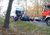 Namysłów. Zderzenie dwóch samochodów osobowych i ciężarówki w Żabce na drodze krajowej nr 39