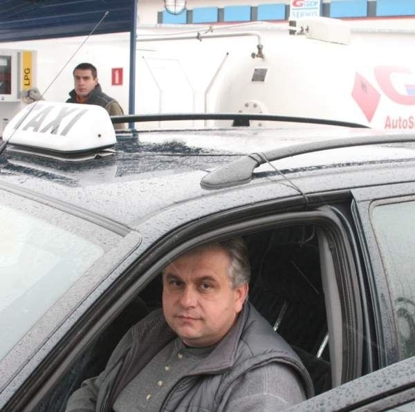 Taksówkarz Marian Mróz cieszy się teraz z taniego gazu, ale obawia się, co będzie w styczniu.
