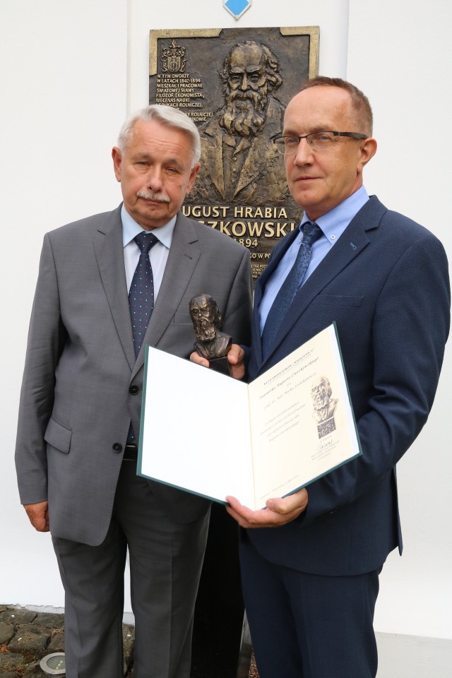 Prof. dr hab. M. Szulakiewicz (z prawej) w towarzystwie prezesa Klubu Profesorów Wierzenica prof. Józefa Banaszaka