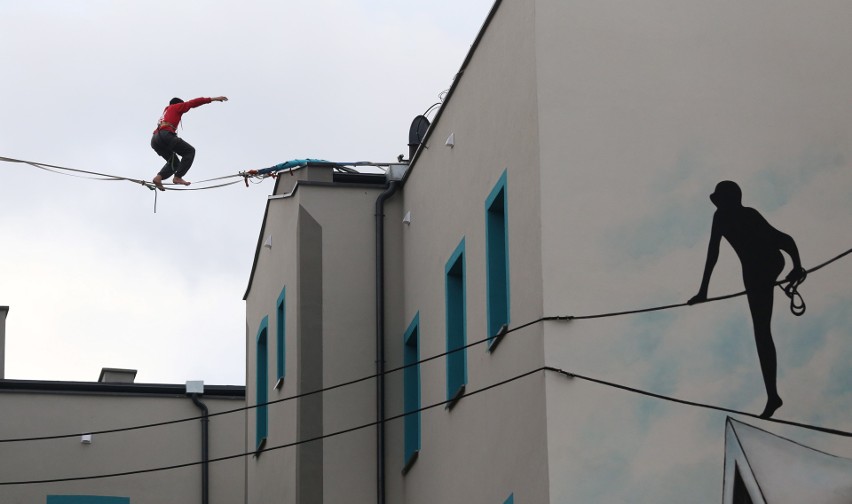 Mural przy  Małachowskiego 36 Sosnowiec. Balans na Linie