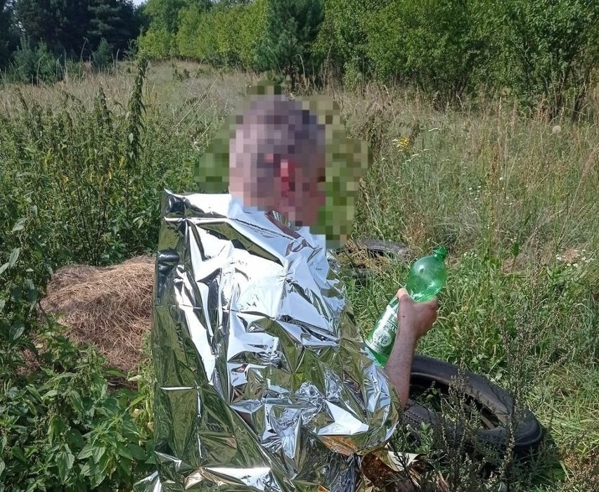 Policjanci okryli mężczyznę kocem termicznym i dali mu pić