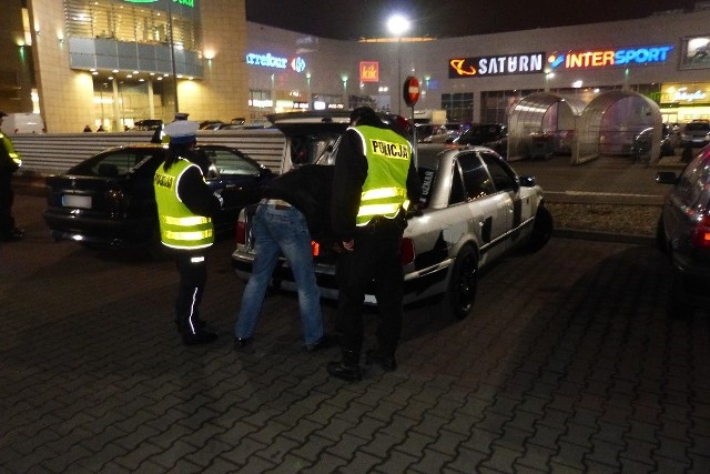 Na parkingu przed Galerią Pestka policjanci mandatami ukarali czterech kierowców, którzy brali udział w wydarzeniu organizowanym przez grupę "Nocna jazda samochodem bez celu - Poznań"