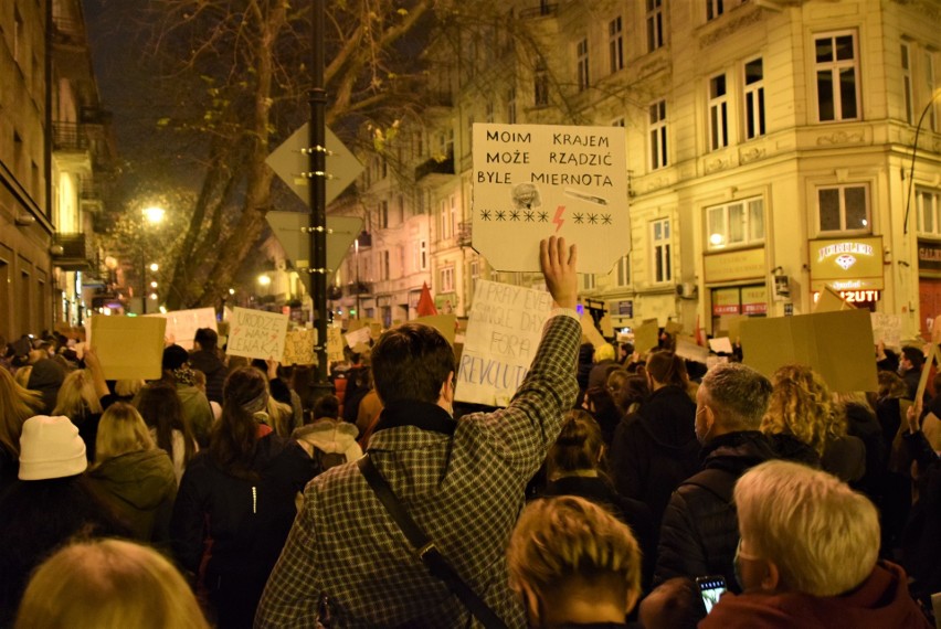 Protest w Lublinie. Uczniowie razem z kobietami przeciwko zaostrzaniu prawa aborcyjnego. „Grzeczni już byliśmy"