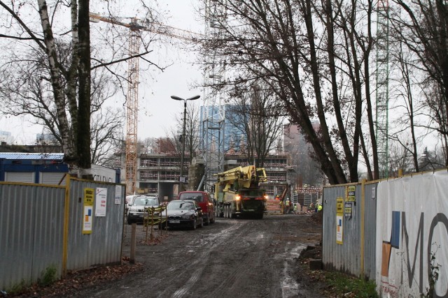 Na sąsiedniej działce powstaje budynek mieszkalny. Droga ma umożliwić dojazd nowym mieszkańcom