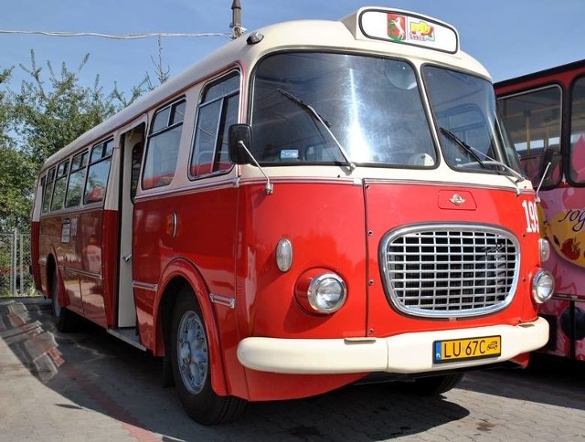 Gutek, czyli zabytkowy autobus Jelcz 272 Mex, popularny "ogórek" z lat 70., to jeden z dwóch pojazdów, które będą obsługiwać linię turystyczną "T" komunikacji miejskiej w Lublinie. Pierwsze kursy już 3 lipca.