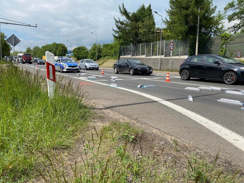 Z tira na DK 94 w Olkuszu wysypał się towar