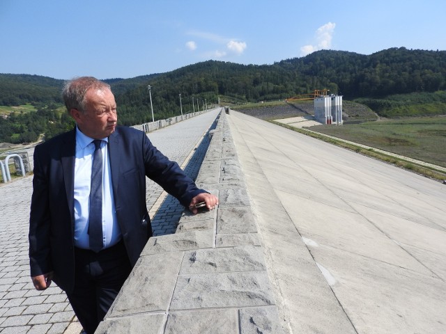 Świnna Poręba. Mariusz Gajda, podsekretarz stanu w Ministerstwie Środowiska, podczas piątkowej wizyty na zaporze patrzy na pusty jeszcze zbiornik.
