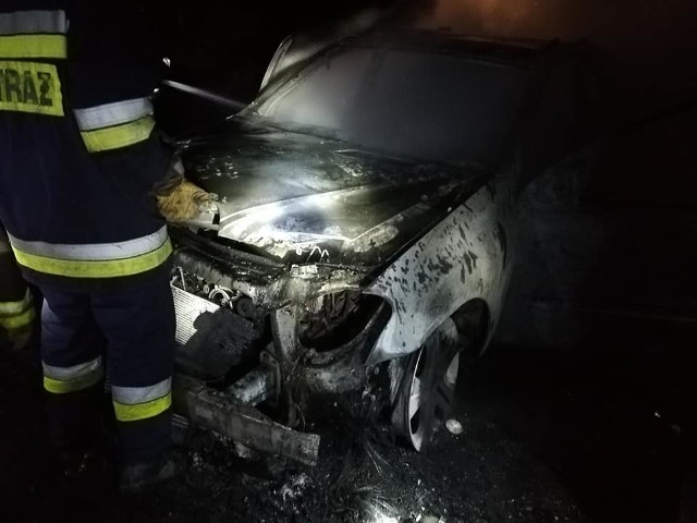 Dzisiaj (środa) około pierwszej w nocy doszło do pożaru samochodu osobowego w miejscowości Bielsko. Auto doszczętnie spłonęło. Pożar gasili strażacy z Przechlewa, Koczały i Człuchowa. 