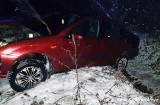 Nieopodal Nowego Sącza auto wypadło z drogi i zawisło nad potokiem