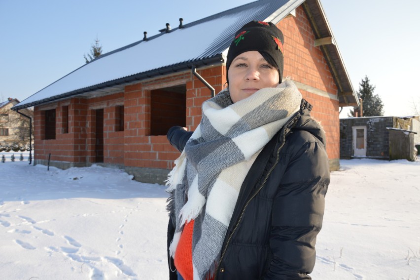Agnieszka Bator cieszy się, że budowa nowego domu postępuje...