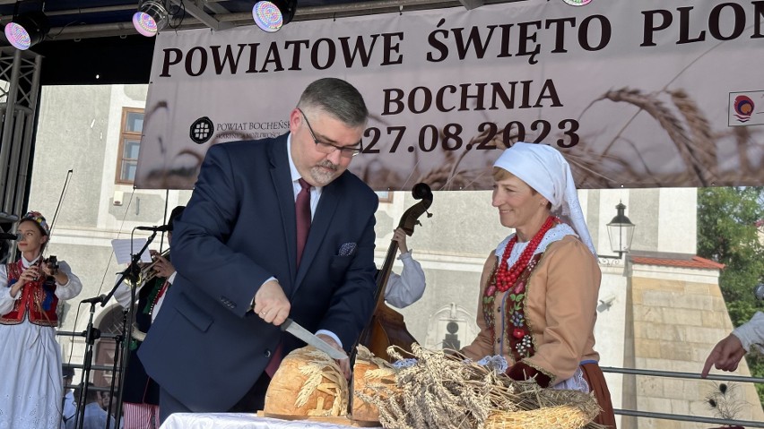 Dożynki powiatowe w Bochni 2023. Rolnicy dziękowali za tegoroczne plony. Zobacz zdjęcia