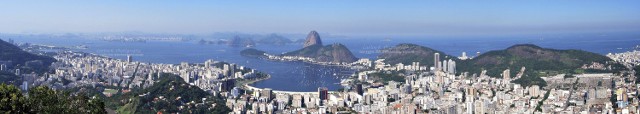 Panorama Rio de Janeiro. Tylko w pięciu największych miastach Brazylii żyje 40 mln ludzi. Część z nich - w ogromnych fawelach, czyli dzielnicach nędzy. Jeśli przekroczy się ich granicę choćby o kilkadziesiąt metrów,      można stracić życie. Fawele są całkowicie poza prawem. Zresztą, policja w Brazylii należy do bardzo skorumpowanych. Kwitnie też drobne złodziejstwo na plażach. Lepiej uważnie pilnować swoich plecaków