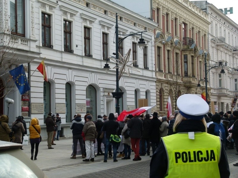 Ponad sto osób protestowało rano przed Okręgową Izbą...