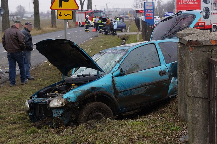 Wypadek w Jastrzębnikach: Zderzenie trzech aut, dwie osoby...