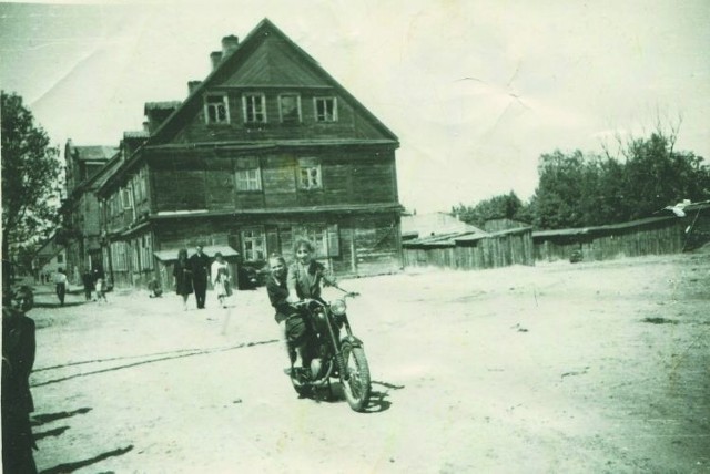 Drewniana kamienica przy ul. Targowej 13 B z typowymi chlewkami i szopkami (z tyłu stała garbarnia zanim została trafiona przez bombę, a naprzeciw mieszkali Bieleccy). Na wuefemce Danuta i Lucyna Bieleckie.