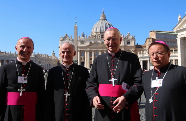 Ksiądz biskup Marian Florczyk (drugi z lewej) z diecezji kieleckiej uczestniczy w obradach Synodu Biskupów w Rzymie.