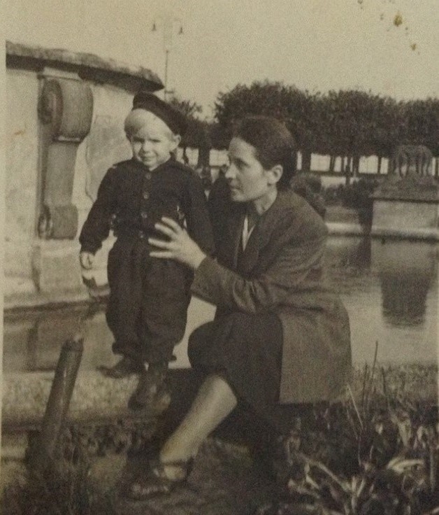 Lucyna Wojno z synem na początku lat 50 XX w.