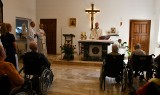 Ksiądz biskup Marian Florczyk odprawił mszę świętą w hospicjum w Kielcach. Wprowadził też relikwie świętej Rity z Cascii. Zobacz zdjęcia
