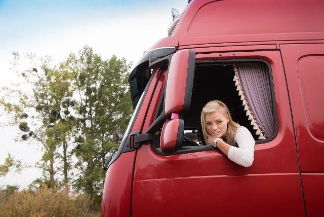 Ciężarówkami jeździ sporo facetów, coraz częściej zdarzają się kobiety.Materiały prasowe