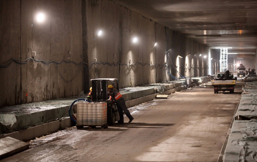 Budowa dworca Łódź Fabryczna. Część podziemnego tunelu jest już gotowa [ZDJĘCIA+FILM]