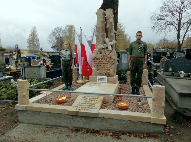 Odnowiony nagrobek Eugeniusza Wydrzyckiego, zastępcy dowódcy Polskiej Organizacji Wojskowej na starachowickim cmentarzu przy ul. Zgodnej