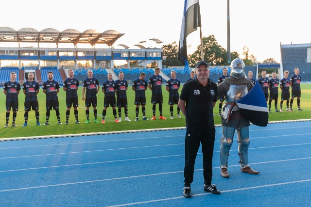 Trener Jacek Łukomski na prezentacji IV-ligowego zespołu Zawiszy Bydgoszcz na Gdańskiej przed sezonem.