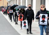 Protest kobiet przeciwko ustawie antyaborcyjnej. Kobiety i mężczyźni protestują mimo kwarantanny. Błyskawice i czarne parasolki