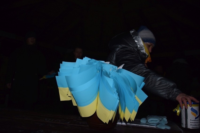 Chwila zadumy przy płomieniu solidarności z Ukrainą