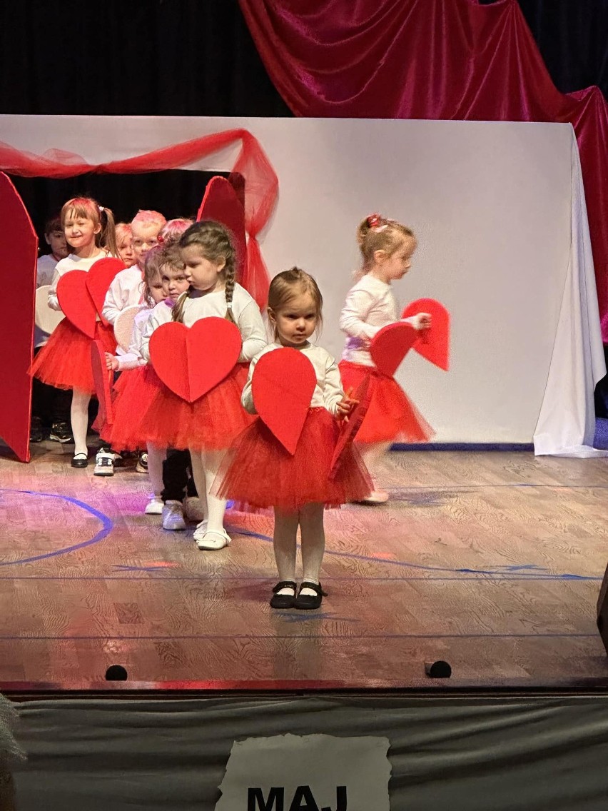 Przedszkolaki z Happy Kids w Opatowie i Dziecięcy Raj w Kobylanach przygotowały występ o majowych świętach. Zobacz zdjęcia i wideo