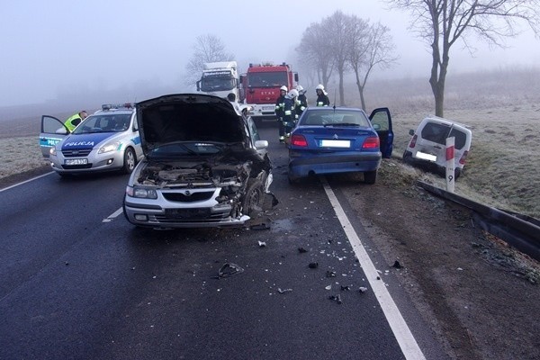 Na miejscu wypadku w Jałowęsach działały dwa zastępy strażaków z Opatowa oraz druhowie z Baćkowic. Strażacy odłączyli akumulatory w rozbitych samochodach i udzielili pierwszej pomocy poszkodowanym
