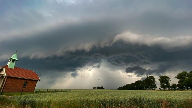 Na większości obszarów Polski zachmurzenie ma być umiarkowane do dużego, wystąpią burze, opady deszczu i gradobicia.