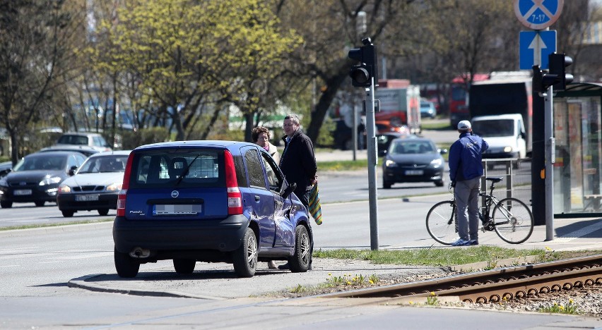 Wypadek na Aleksandrowskiej w Łodzi. Zderzenie tramwaju z osobówką [ZDJĘCIA]