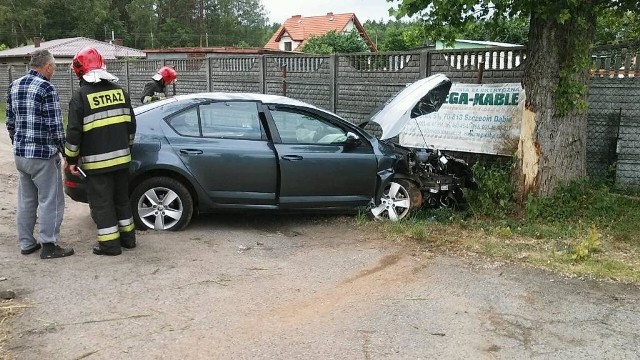 Skoda oktawia ma całkowicie rozbity przód, uszkodzony dach i pozostałe części karoserii.