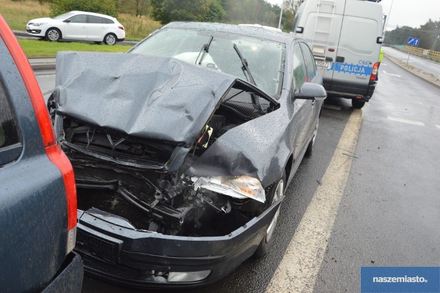 Kierujący samochodem marki skoda jadący w kierunku Włocławka wjechał z impetem w tył volvo stojącego przed sygnalizacją świetlną. Na szczęście nikomu nic poważnego się nie stało.Sprawca tego zdarzenia był pijany. Miał około 1,5 promila alkoholu w wydychanym powietrzu. Oprócz spowodowania kolizji zostanie ukarany za jazdę pod wpływem alkoholu. Wideo: