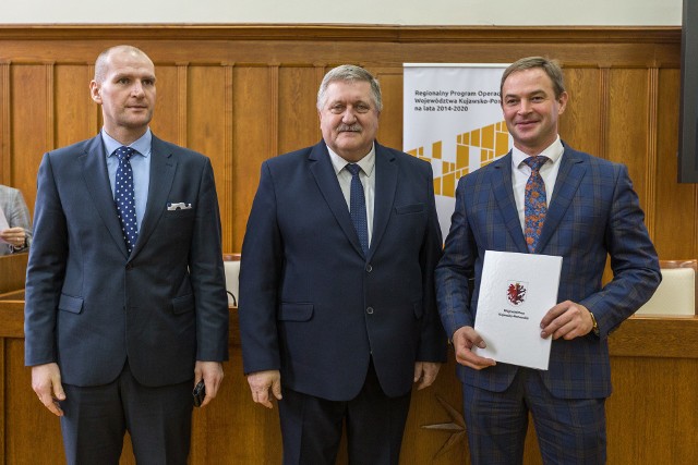 Damian Kożuch, wójt gminy Śliwice (z prawej strony), odebrał w Toruniu finansowe wsparcie na rozwój OZE