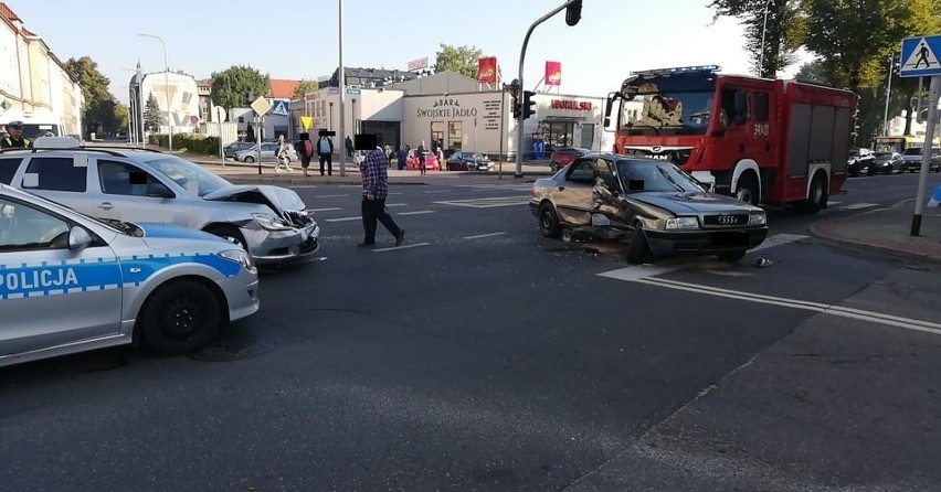 Kolizja audi i taksówki na ulicy Tuwima w Słupsku. Małe dziecko w szpitalu [ZDJĘCIA]