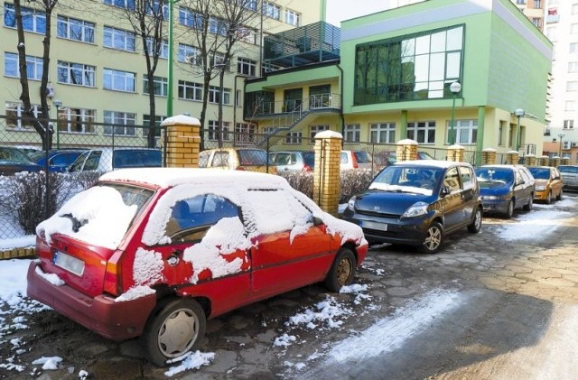 Mieszkańcy ul. Stołecznej zauważyli, że ten citroen stoi w tym miejscu co najmniej od roku. Nie widać, by ktokolwiek nim jeździł. Za płotem swój parking ma urząd marszałkowski.