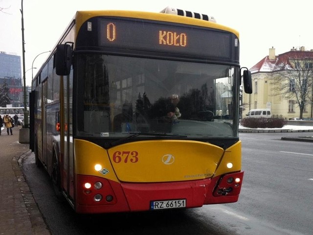 Autobus uczestniczący w kolizji.