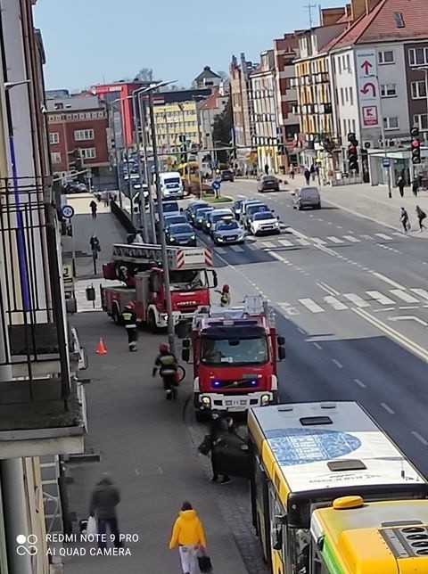 Zerwany baner w centrum Koszalina