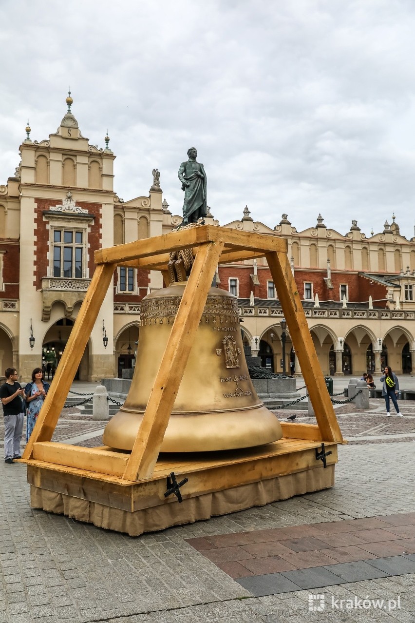 Kraków. Na Rynku Głównym obok pomnika Mickiewicza stanęła styropianowa replika dzwonu Zygmunt [ZDJĘCIA]