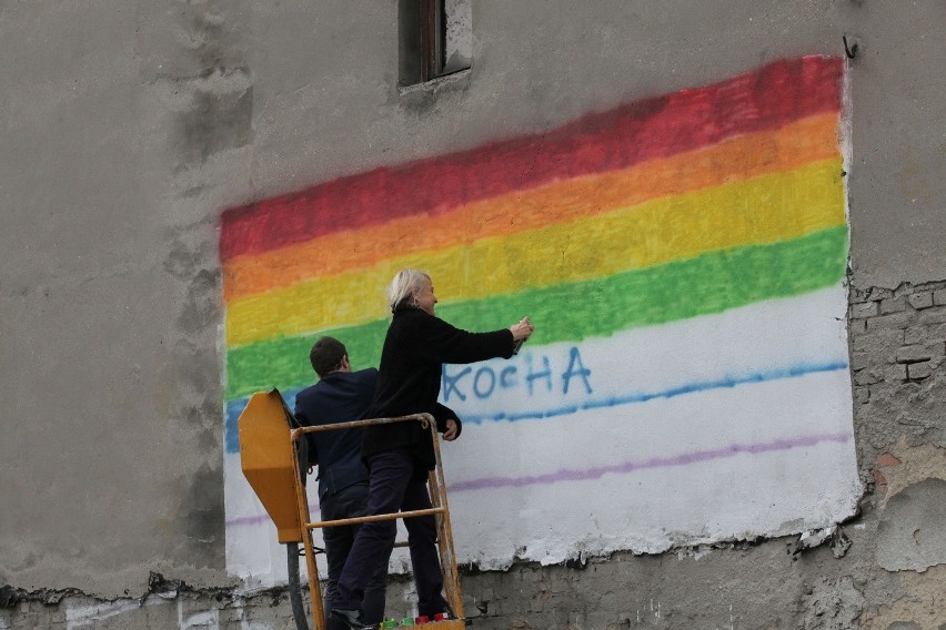 Namalowali tęczę w Łodzi. Biedroń nie przyjechał [ZDJĘCIA]