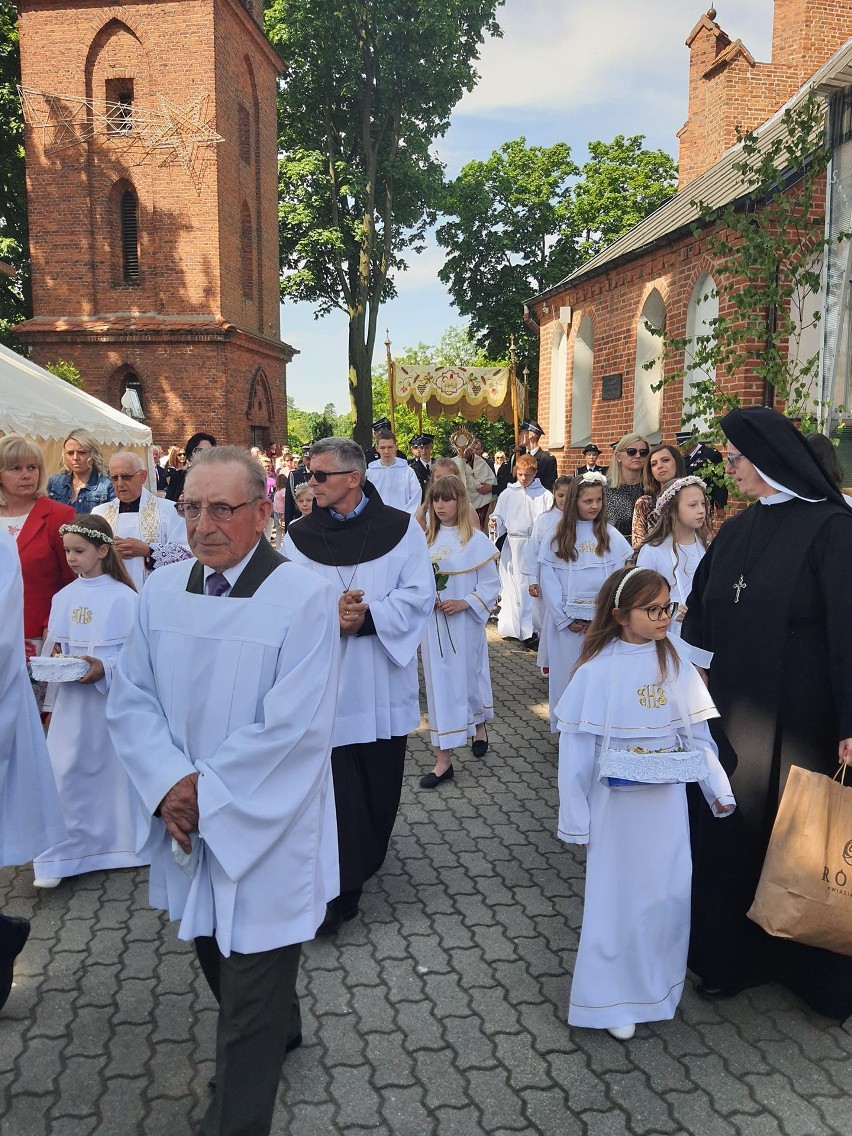 Procesja Bożego Ciała 2021 w Rypinie. Zobacz zdjęcia z parafii św. Trójcy