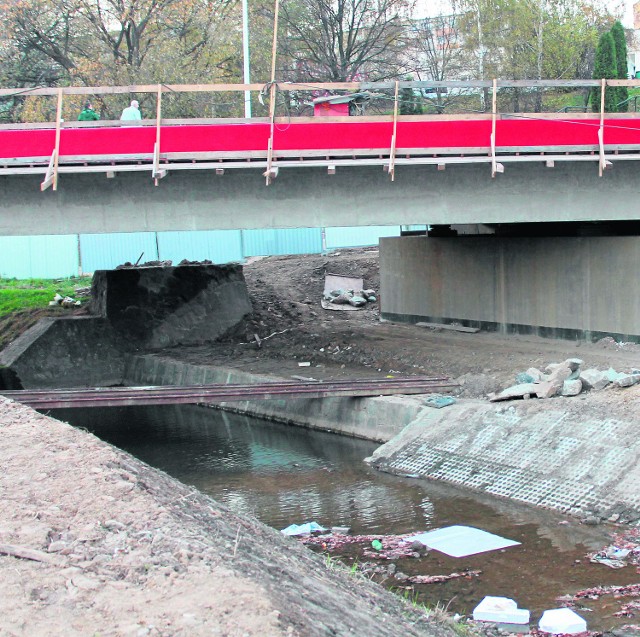 Piesi z ulicy Hallera będą korzystali z nowego przejścia pod mostem