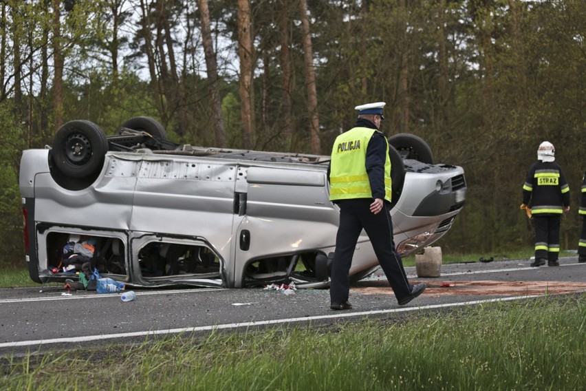 Wypadek pod Zieloną Górą. Koziołkował bus. Trzy osoby ranne. Wracali z Holandii (zdjęcia)