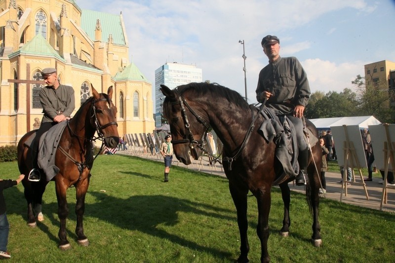 Piknik historyczny przed łódzką katedrą [zdjęcia]