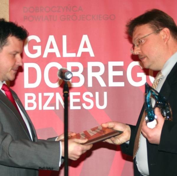 Piotr Szprendałowicz (z lewej), członek zarządu Województwa Mazowieckiego, wręcza statuetkę Super Laureata Cezaremu Pietruczukowi reprezentującego spółkę Prima z Warki.