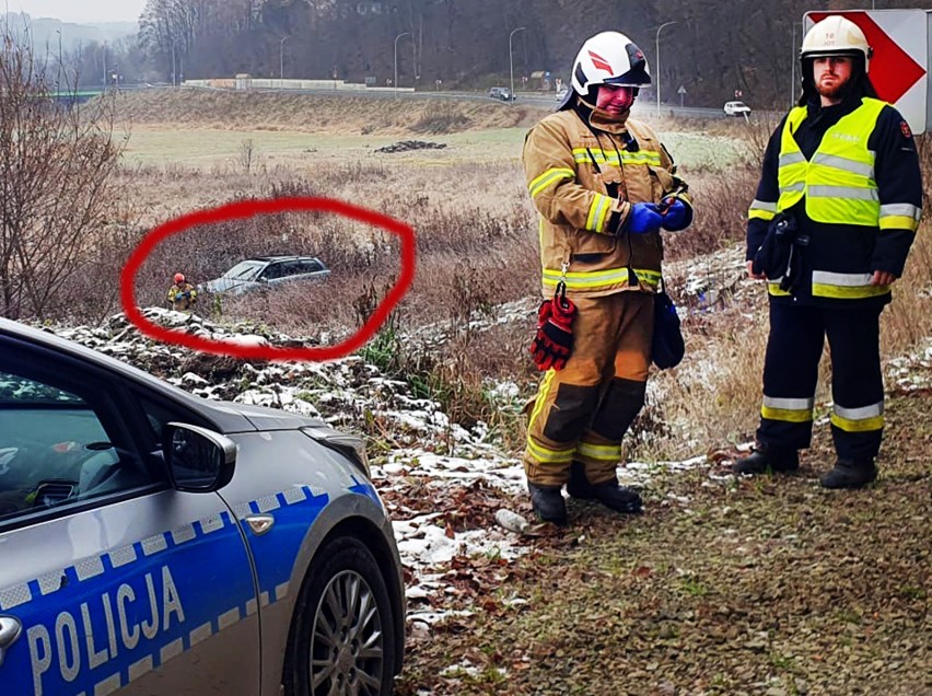 Kierująca audi podróż zakończyła daleko od szosy łączącej Limanową z Bochnią