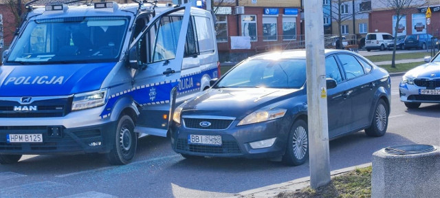 Policyjny pościg ulicami Białegostoku, zakończony na osiedlu TBS. Kierowca forda uszkodził radiowóz, miał ponad dwa promile