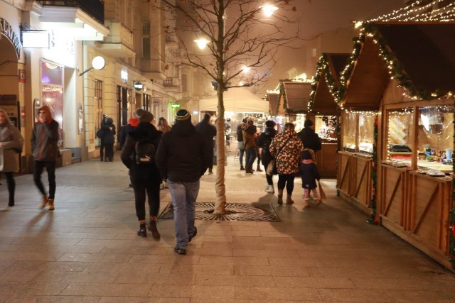 Sobotni wieczór na ul. Piotrkowskiej - mnóstwo łodzian na deptaku, restauracje i knajpy pełne gościZobacz kolejne ZDJĘCIA >>>