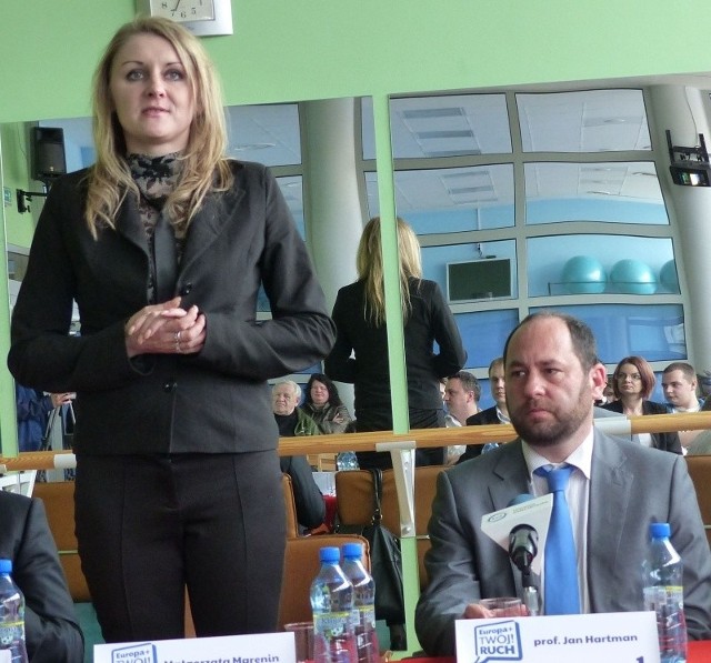 W Skarżysku z mieszkańcami spotkali się kandydaci Europy Plus Twój Ruch do europarlamentu. Na fotografii stoi Małgorzata Marenin, obok profesor Jan Hartman.